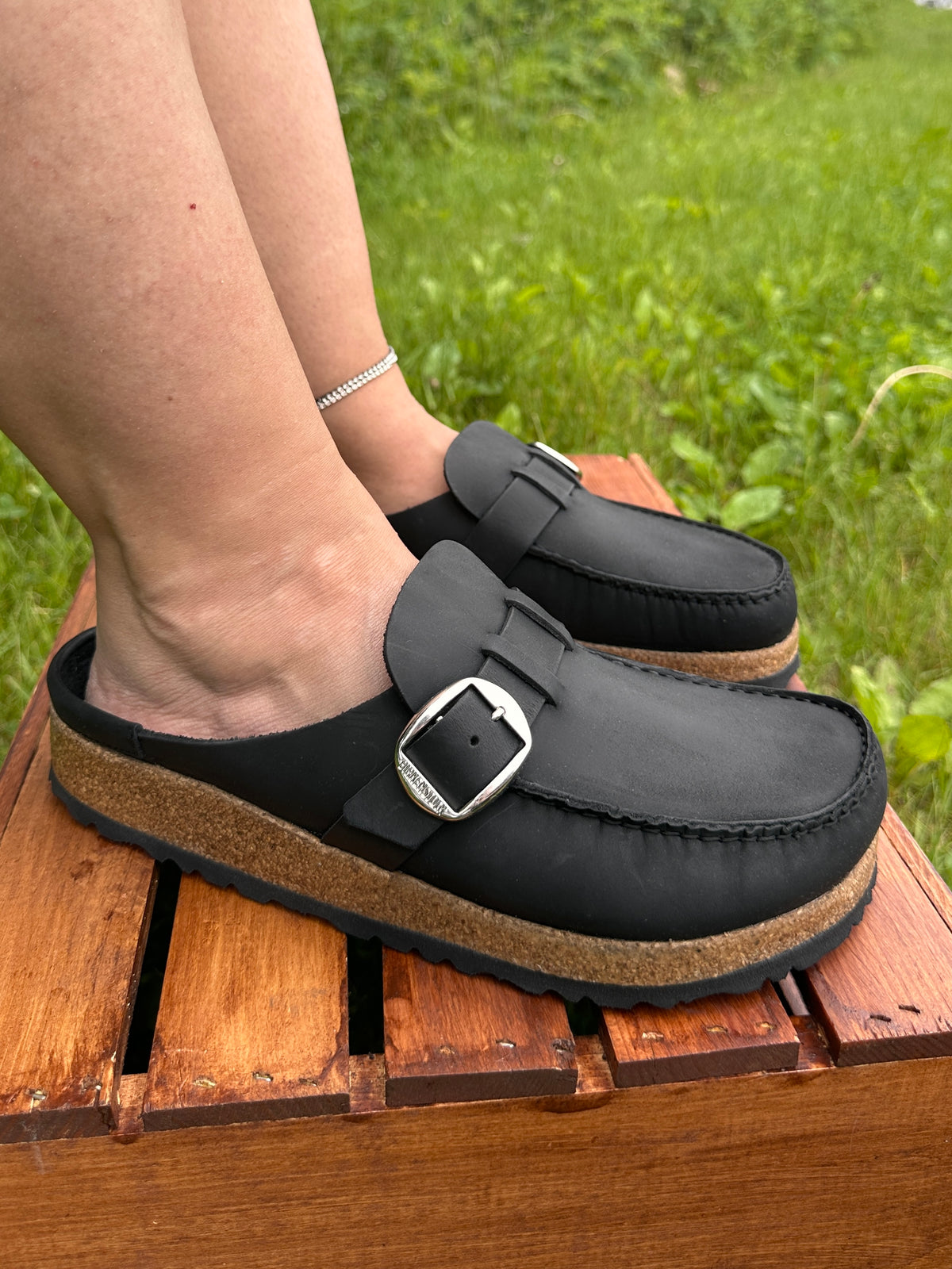 Birkenstock Buckley Oiled Leather Clogs - Black (Regular/Wide)