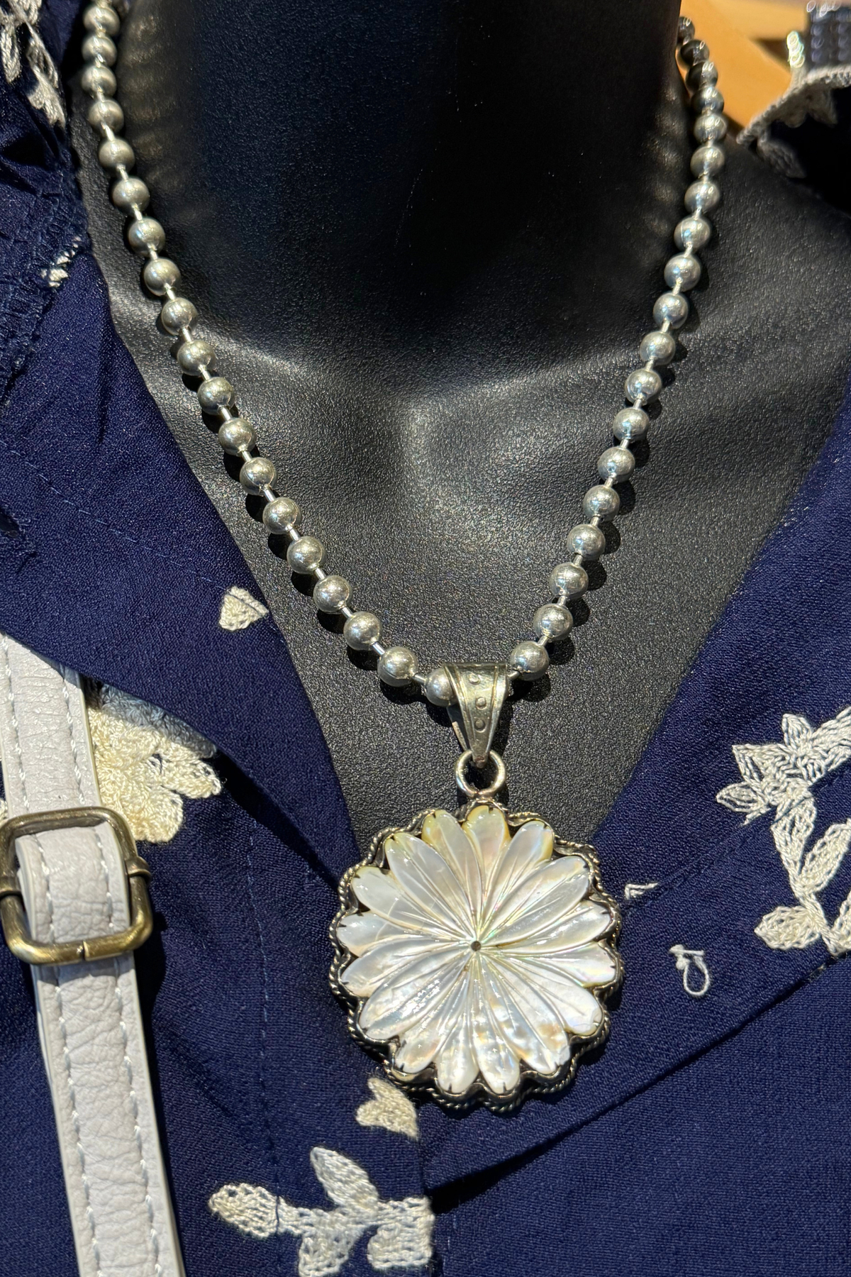 Mother of Pearl Daisy Necklace